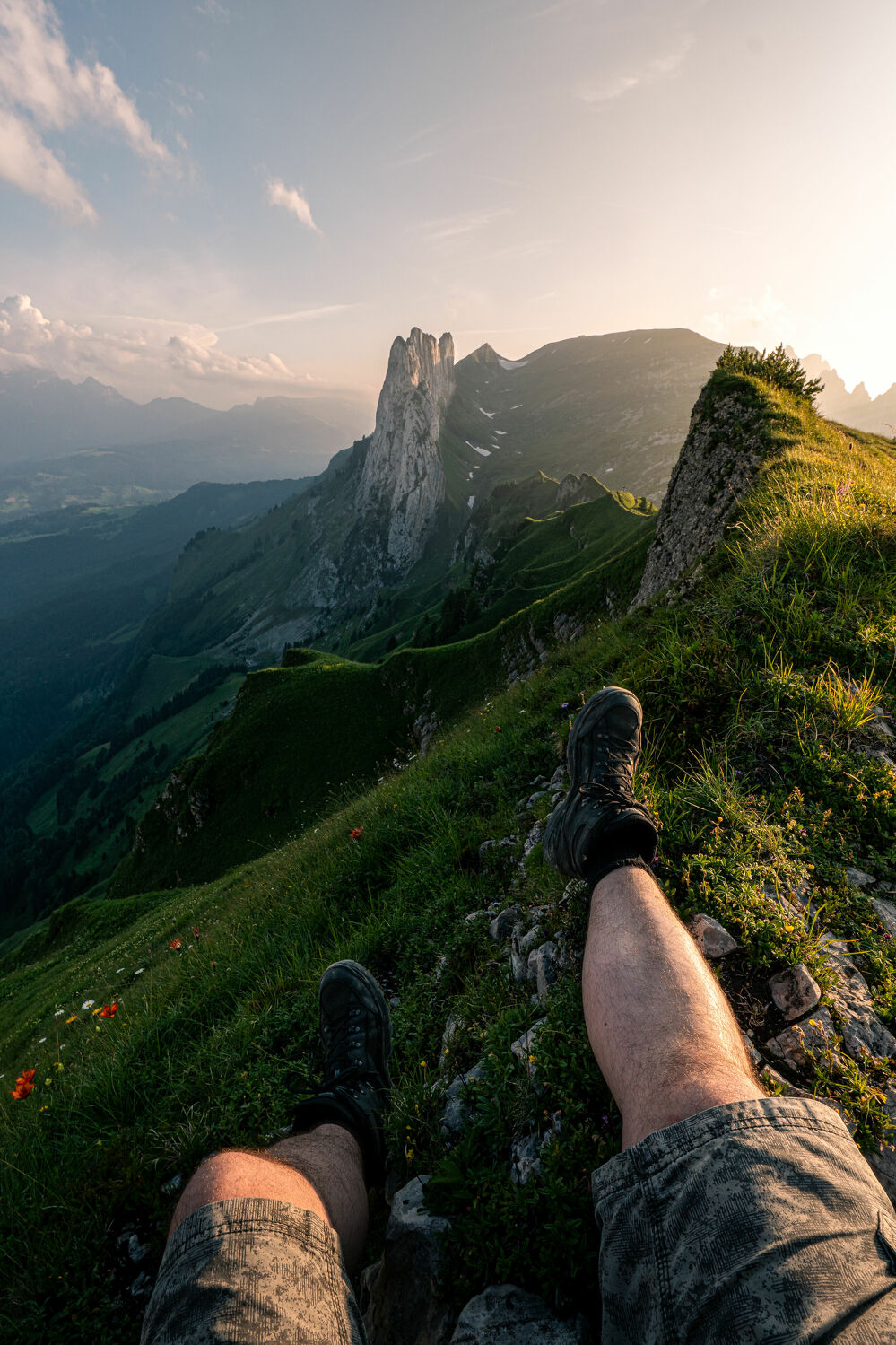 Bild mit Berge, Sonnenuntergang, Schuhe, Alpen, Landschaft, Wandern, Schweiz, Freiheit, ausblick