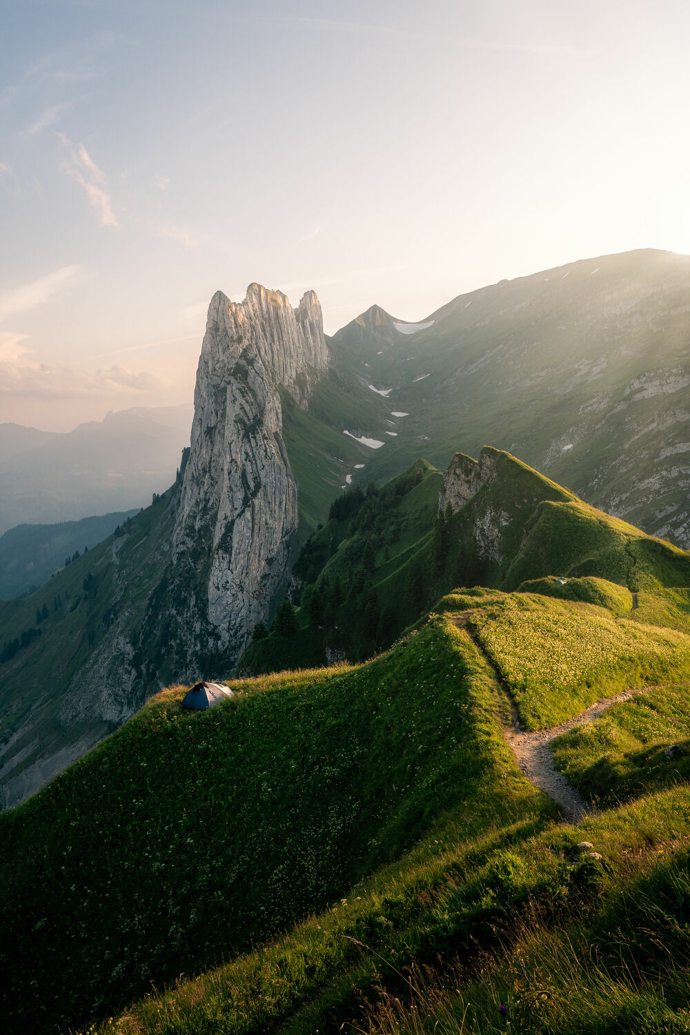 Bild mit Berge, Sonnenuntergang, Sommer, Sonnenaufgang, Alpen, Landschaft, Sonnenlicht, Schweiz, Zelt