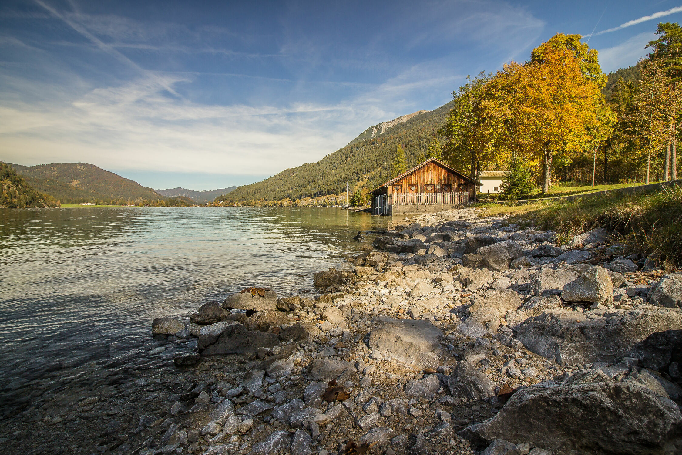 Bild mit Tirol, Alpen, Steine, Steine, Seeblick, Haus am See, Blick über den See, Bootshaus, Holzhaus, Achensee