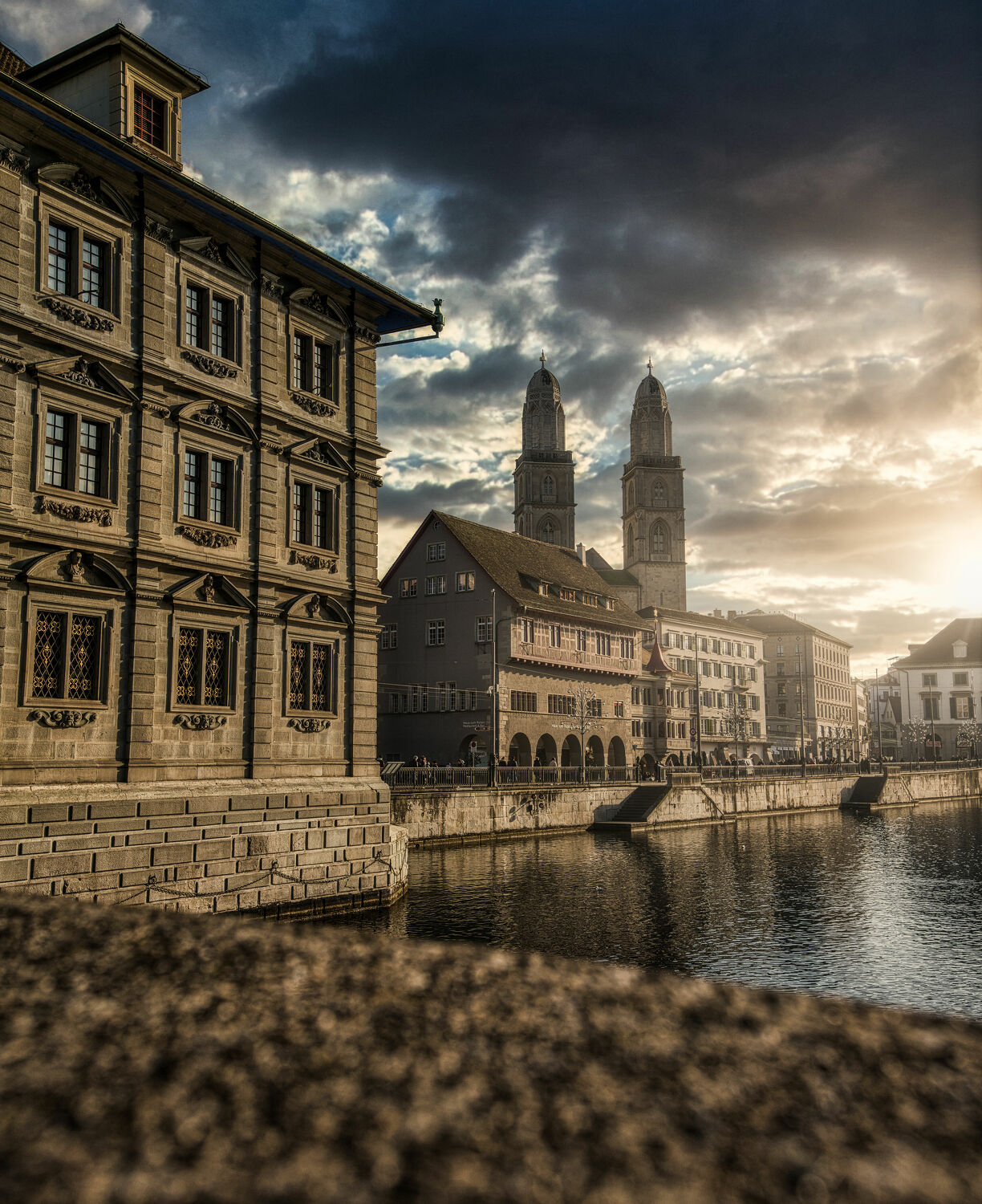 Bild mit Sonnenaufgang, Sonne, Altstadt, Schweiz, Zürich