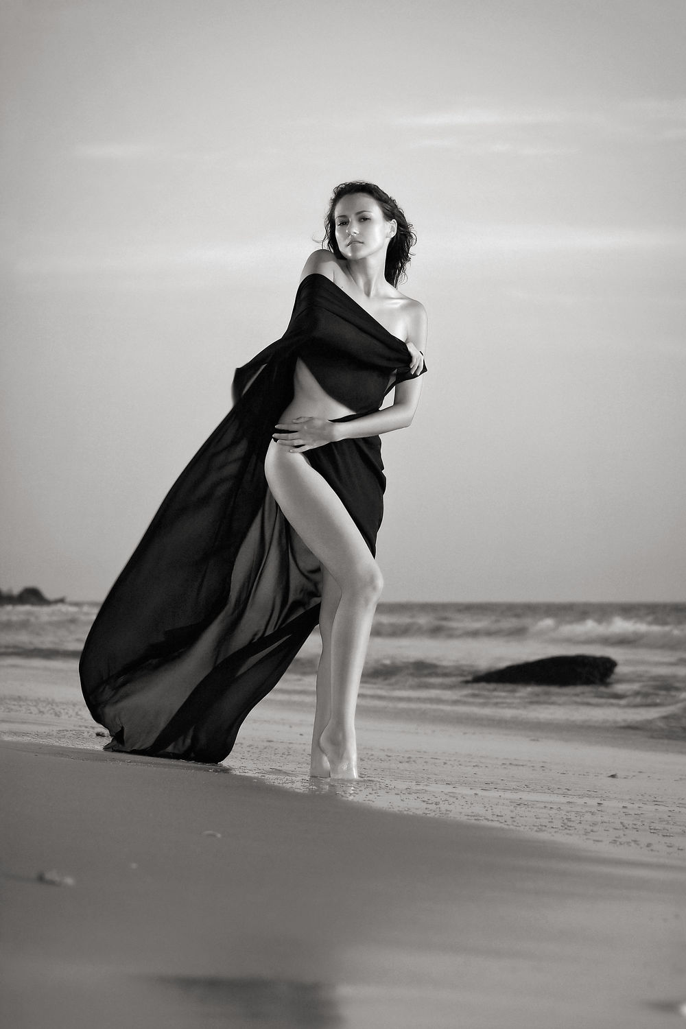 Bild mit Sand, Strand, nude, Akt, schwarz & weiss, Frau, Wind, nackt, Model, Tuch, verdeckt