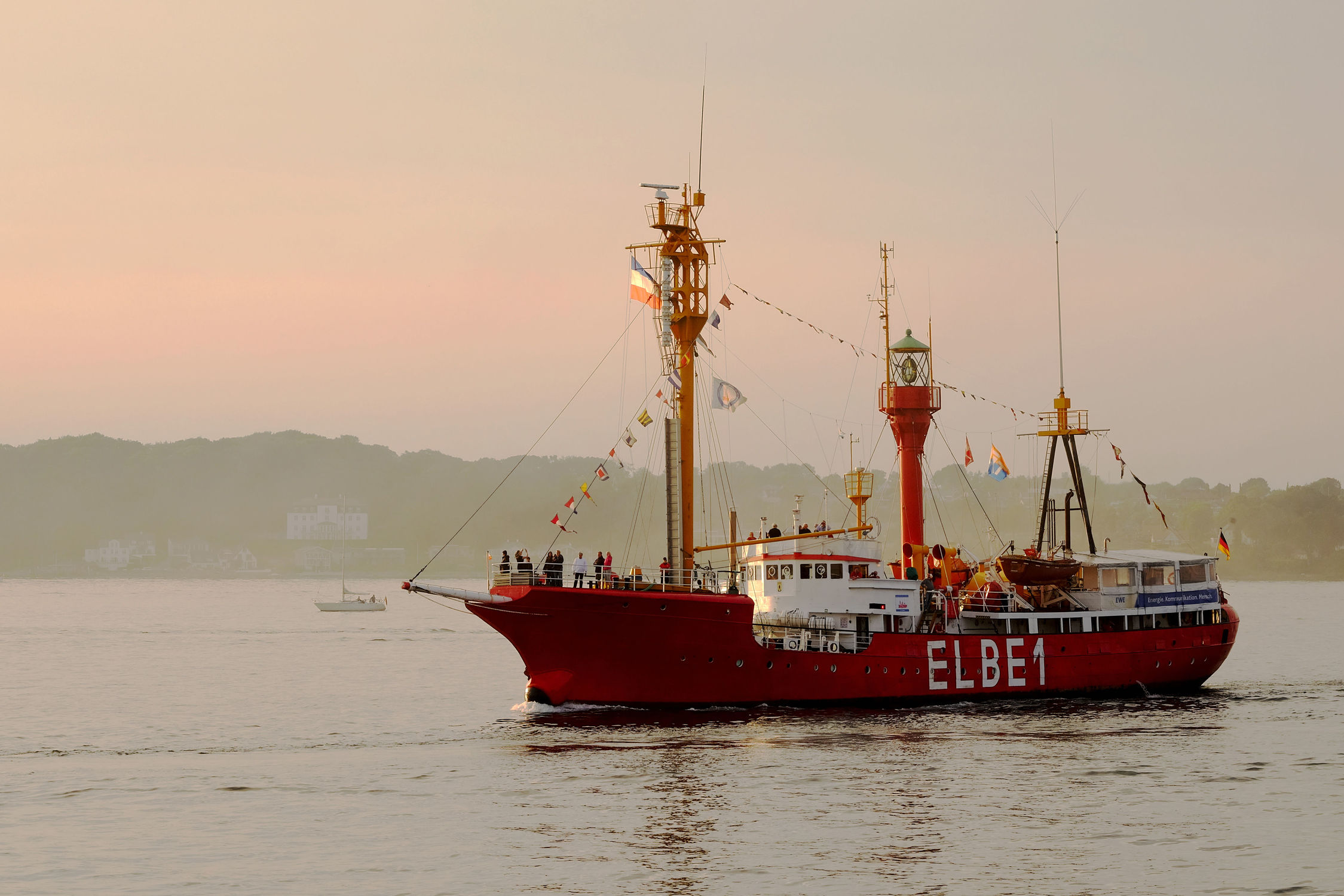 Bild mit Sonnenuntergang, Schiffe, Feuerschiff, Abendsonne, Rückkehr, Förde, Veteranen, Elbe_1, Dampf_Rundum