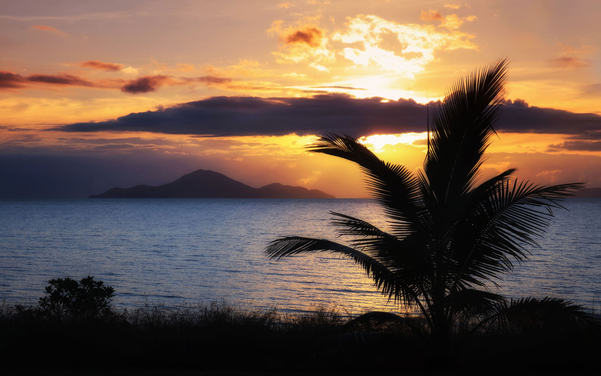 Bild mit Palmen, Buchten, Wolkenhimmel, Sonnenuntergänge, Abendsonne, Abendstimmung, Australien, Sonnenuntergang am Meer, Queensland, Meeresbucht