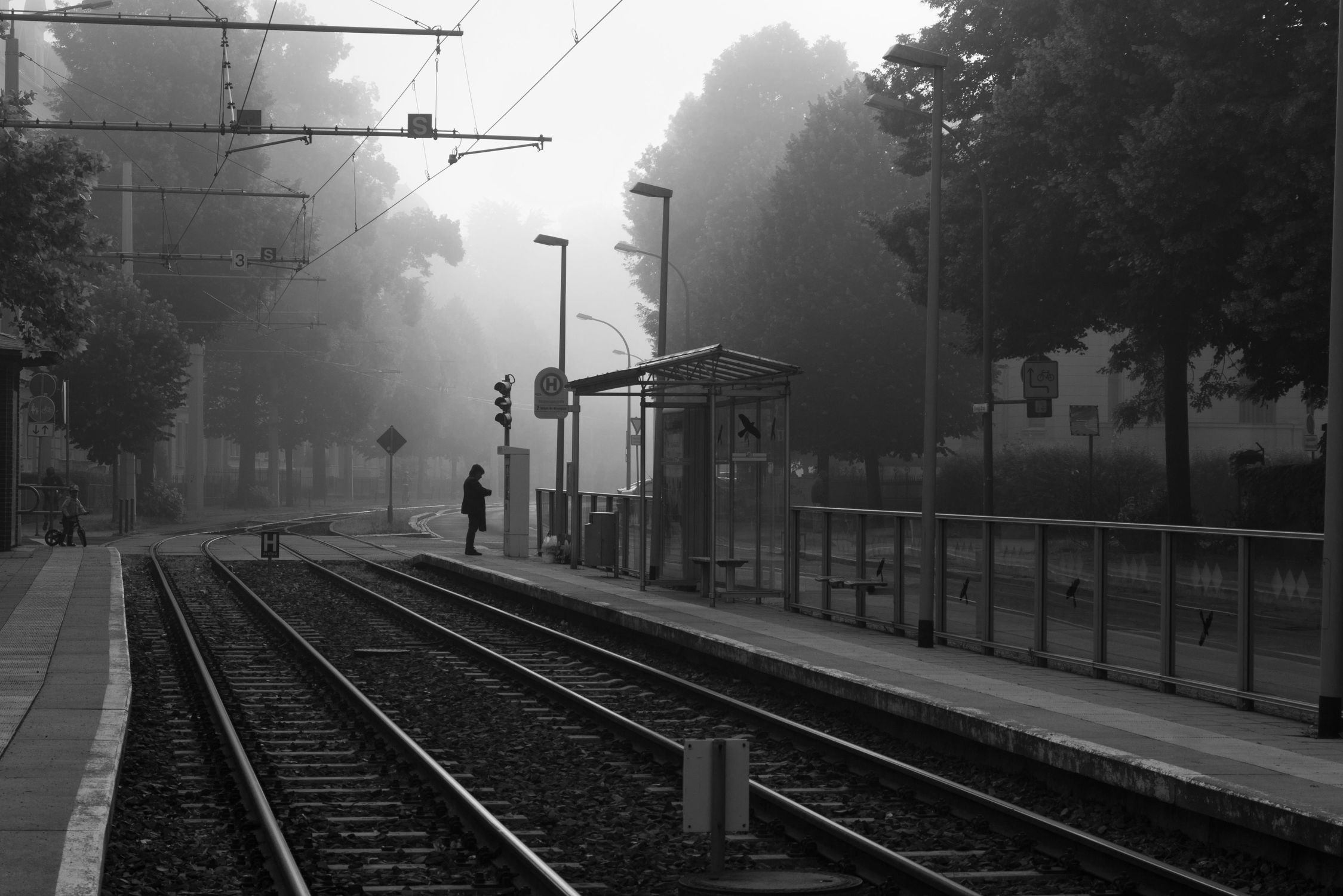Bild mit Nebel, Stadt, Görlitz, schwarz weiß, Stadtleben, Schienen, Bahnhaltestelle