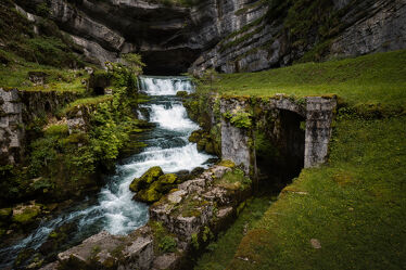 Bild mit Natur, Wasser, Frankreich, Landschaft, Wasserfall, Wasserfall, Historisch, ruine, Bachlauf, Source de la Loue