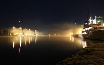 Bild mit Wasser, Häfen, Nebel, Yacht, Licht, Nacht, Schleswig_Holstein, Nord_Ostsee_Kanal