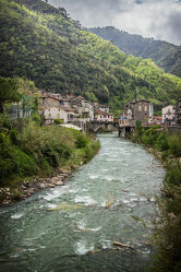 Bild mit Italien, Waldblick, Nature, Brücke, Altstadtbrücke, Wasserblick, Fluss, alte Häuser, Dorf in Italien, Dorf am Fluss