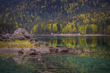 Bild mit Waldblick, Bergsee, Wasserblick, Landschaften & Natur, Landscape & Nature, Herbststimmung, Wasserspiegelung, Eibsee, Steine im Wasser
