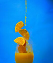 Bild mit Orange, Blau, Glas, Fliegen, Hintergrund, fruchtig, Saft, Saftglas, fruchtstücke