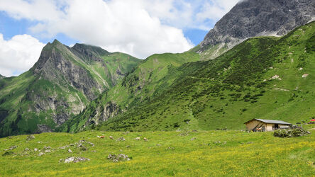 Bild mit Natur, Berge und Hügel, Urlaub, Alm, Wolkenhimmel, Berghütte, Bayern, Bergpanorama