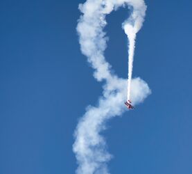 Bild mit Rot, Blauer Himmel, Oldtimer, Qualm, Flugzeug, action, Doppeldecker, kunstflug