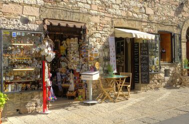 Ein malerischer Andenkenladen in Assisi, Italien