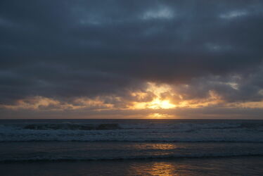 Bild mit Wolken, Sonnenuntergang, Abendrot, Sonne, Strand, Meer, Abend am Meer