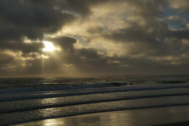 Bild mit Wolken, Wellen, Sonne, Strand, Meer, Sonnenschein, Sonnenstrahlen