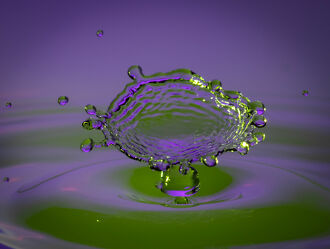 Bild mit Wasser, Grün, Lila, Wassertropfen, Tropfenfotografie, Topon
