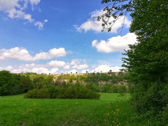 Bild mit Natur, Wolken, Blau, Felder & Wiesen, Teutoburgerwald, Hermannshöhen, grün Farbspiel, LengerichCanyon, Kalksteinbruch