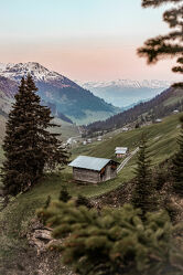 Bild mit Berge und Hügel, Morgenrot, in den Bergen, Morgenstimmung, Graubünden, maiensäss
