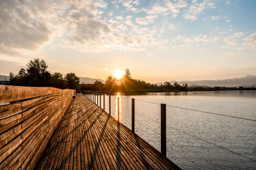 Bild mit Sonnenaufgang, Holzsteg, See, Holzbrücke