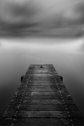 Bild mit Landschaft, Steg, Ruhe, Ruhe am See, schwarz & weiss, Fine Art, Schwarz/Weiß Fotografie, Wasserlandschaft, dramatisch