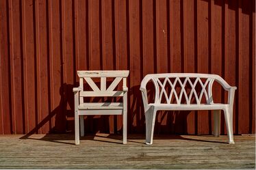 Bild mit Weiß, Rot, Holzwand, Schweden, Stühle, stuhl, Schwedenhaus