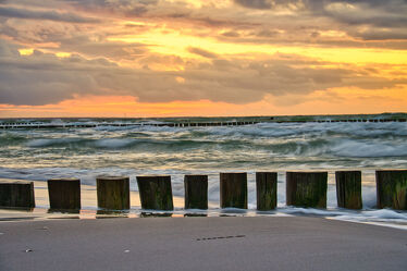 Bild mit Wolken, Horizont, Sonnenuntergang, Strand, Ostsee, Meer, Landschaft, Buhne
