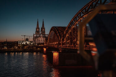 Bild mit Stadt, Brücke, Köln, Nacht, Skyline, Fluss, Rhein, kölner dom, Hohenzollernbrücke, Blauestunde