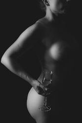 Bild mit Alkohol, Akt, Schwarz/Weiß Fotografie, Aktfotografie, erotisch, Sexy, Sektglas, Erotische Fotografie, atraktive Frau, akt & erotisch