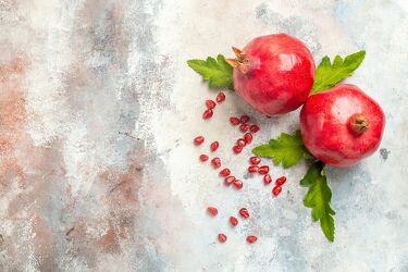Bild mit Erdbeere, Granatäpfel