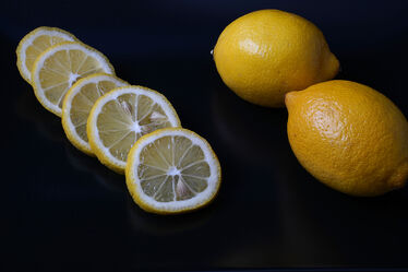 Bild mit Schwarz, Frucht, GESUND, Vitamine, Zitrone, Scheiben, zitrusfrucht, Platte