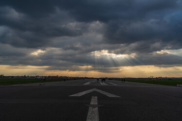 Bild mit Himmel, Wolken, Berlin, dunkel, Sonnenstrahlen, sturm, Bedrohlich, Flughafen, Pfeil, Tempelhof