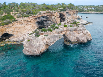 Bild mit Felsen, Meerblick, Meer, Insel, spanien, Felsenküste, mallorca, Drohnefoto, Balearen, Palma de Mallorca