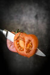 Messer mit Tomaten