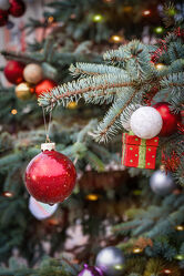 Bild mit Weihnachtsbaum, Deko, familie, Jahreszeit, Weihnachtszeit, Kugeln, Geschenke, Fest, besuche, zusammen