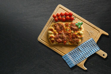 Bild mit Lebensmittel, Essen, Tomate, Paprika, Basilikum, luftig, gebacken, pizza, salami, pinsa