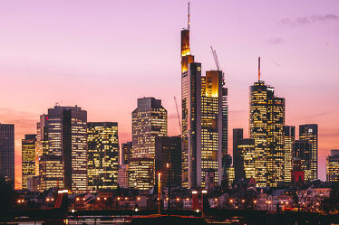 Bild mit Sonnenuntergang, Stadt, Abend, Skyline, Hochhäuser, frankfurt, Stimmung, Innenstadt, finanzmetropole, Beleuchtung