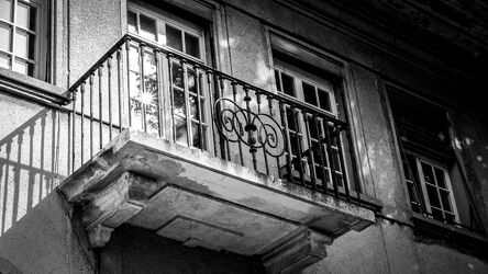 Bild mit Architektur, schwarz weiß, Balkon