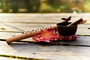 Bild mit Herbst, Musikinstrumente, warmes Licht, Indianische Flöte, Klangschale