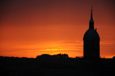 Bild mit Sonnenuntergang, kirchturm, Silhouette