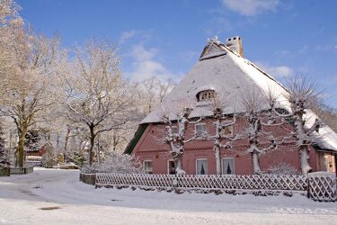 Bild mit Winter, Schnee, Haus, Bauernhaus, Lüneburger Heide, niederdeutsch