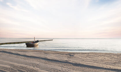 Bild mit Sandstrand, Ostseeinsel Usedom, Morgenlicht, Fischerei, Tagesbeginn, Kahn