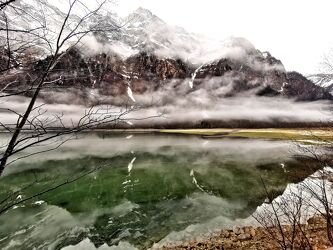 Bild mit Berge und Hügel, See, Winteraufnahmen, Nebelstimmung