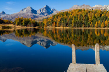 Bild mit Blau, Alpen, Wald, Panorama, Holzsteg, berg, Wasserspiegelung, Reflektionen im Wasser, Bergpanorama, Herbstfärbung