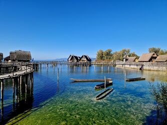 Bild mit Boote, Blauer Himmel, See, Bodensee, historische Bauten, Pfahlbauten