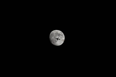 Der Mond und das Flugzeug