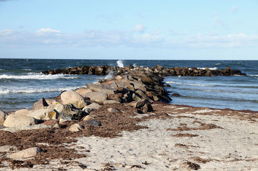 Wellenbrecher am Ostseestrand