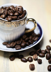 Kaffeebohnen in der alten Cappuccino Tasse