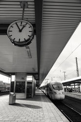 Bild mit Architektur, Züge, Uhr, schwarz weiß, SW, Bahnhof, nürnberg, stationen, haltestellen