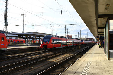 Bild mit Züge, Stadt, Bahn, Bahnhof, Zug, Bahnen, Bahnhöfe