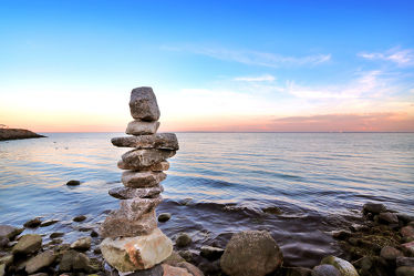 Steinstapel mit Blick über das Meer