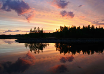 Bild mit Natur, Wasser, Bäume, Gewässer, Sonnenuntergang, Sonnenaufgang, Tannen, Meer, Spiegelung, Skandinavien